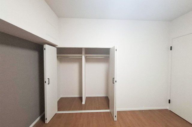 シティパーク北野田の収納|納戸：大きなクローゼット付で整理整頓しやすい納戸です。