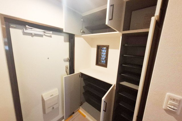 シティパーク北野田の玄関|玄関：新調済みの下駄箱は収納力あり。