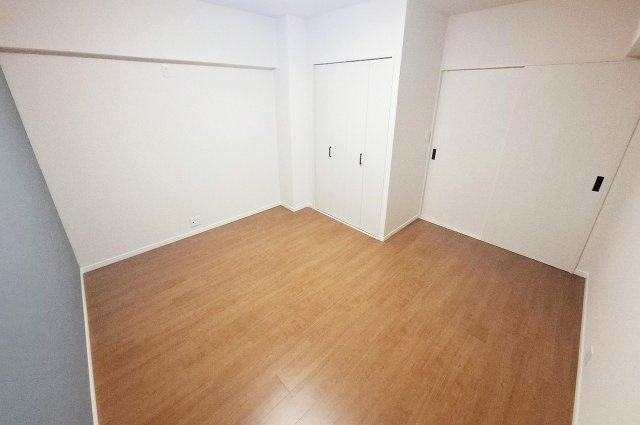 シティパーク北野田の洋室|洋室2：壁・天井クロス、フローリング貼替済み。