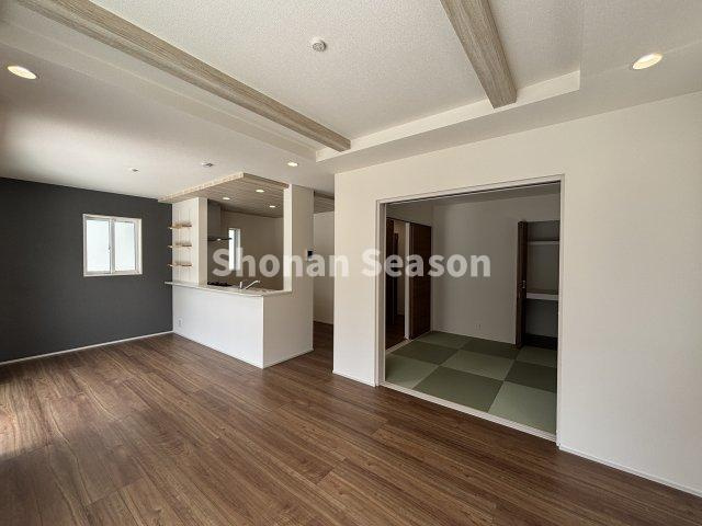 【現地画像あり】平塚市河内２期　全６棟　2号棟の居間・リビング|アクセントクロスがお洒落な集いのリビング◎
お子様がのびのび走り回れる十分な広さがございます♪