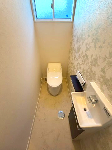 上竜尾町　中古戸建てのトイレ|2階は温水洗浄便座トイレになっており、独立した手洗い場付きです。