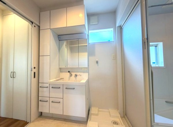 上竜尾町　中古戸建ての独立洗面台|キャビネット付きのシャワー付洗面化粧台です。広く平らな底面なのでつけ置き洗いもできます。