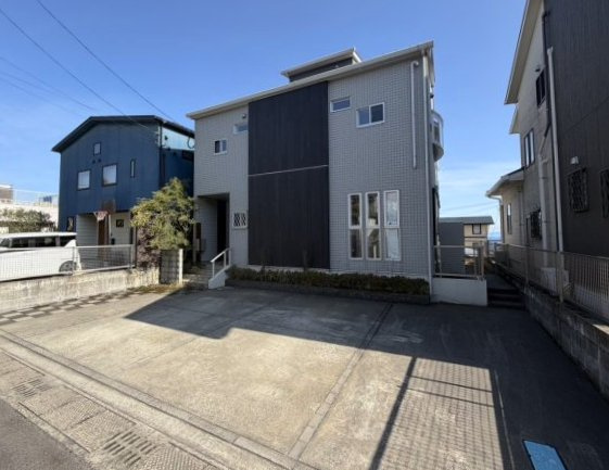 上竜尾町　中古戸建ての外観|駐車4台可！道路と段差もないのでスムーズに駐車できます。