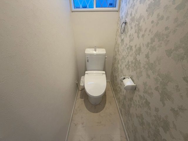 上竜尾町　中古戸建てのトイレ|各階、温水洗浄便座トイレを設置しています。