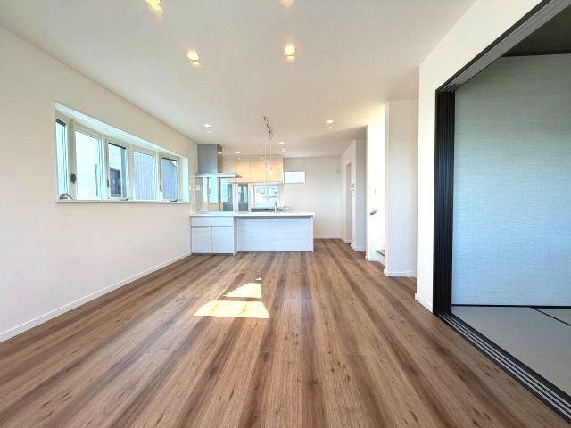 上竜尾町　中古戸建ての居間・リビング|家事をしながら鹿児島市街地を眺められる2階リビングです。