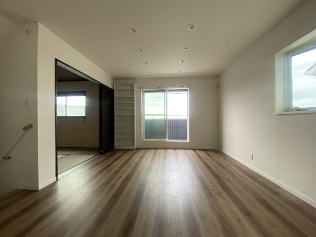 上竜尾町　中古戸建ての居間・リビング|17帖のリビングからは鹿児島市街地を一望できます。