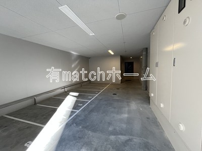 スプランディッド上本町WESTの駐車場