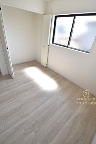 TERRACE　水戸市吉沢町2期 　限定1棟！の洋室|フローリングなので重い家具も置けます。カーテンと家具を揃えるなどして、お好みのインテリアを楽しむことができます。