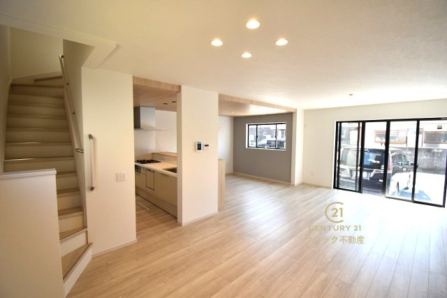 TERRACE　水戸市吉沢町2期 　限定1棟！の居間・リビング|LDK広々23.5帖、家族で集まっても人を招いても、空間にゆとりがあると自然に寛げます。リビング階段は家族が自然と顔を合わせる工夫です。