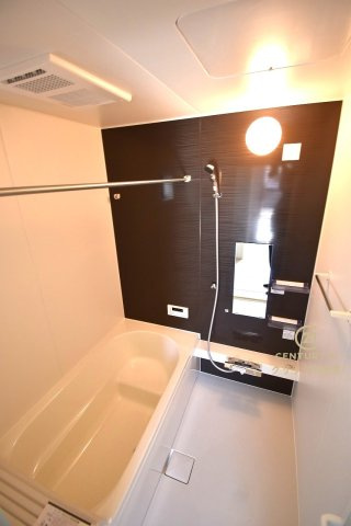 TERRACE　水戸市吉沢町2期 　限定1棟！の浴室|浴槽への出入りが安全な低床タイプのユニットバス。洗い場は滑りにくい速乾床ですので、お子様やご高齢の方にも安心です。自動お湯張りに追焚機能付きのオートバスです。