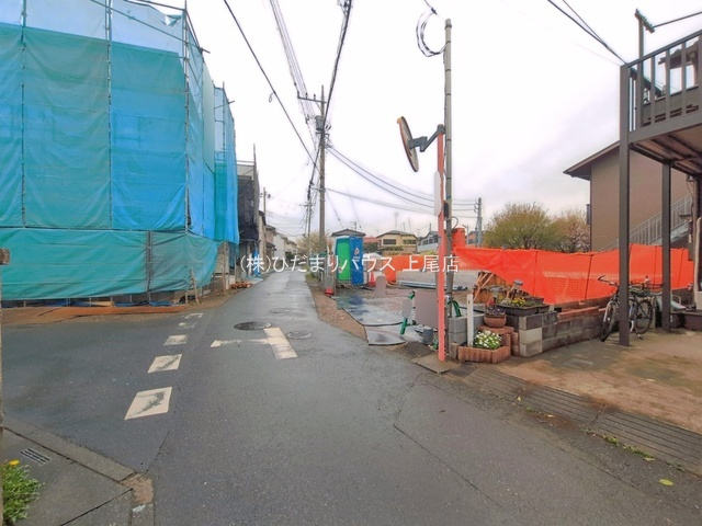 上尾市瓦葺11期　新築戸建　ブルーミング01の前面道路含む現地写真