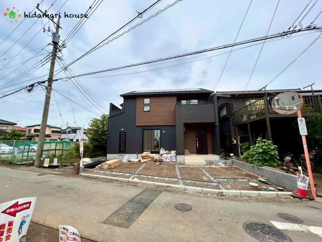 上尾市瓦葺11期　新築戸建　ブルーミング01の前面道路含む現地写真