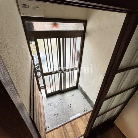 河北東町リノベテラスの玄関
