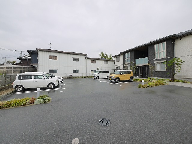 シャーメゾン　フィオールの駐車場|駐車場があるので、車を買う予定の方も安心です