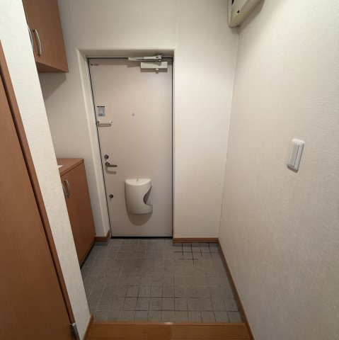 クリスタルハイツの玄関