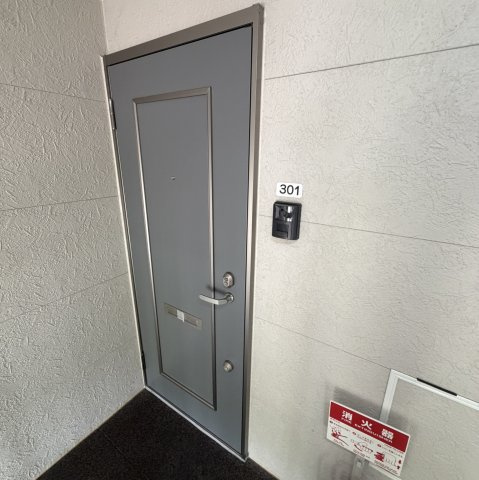クリスタルハイツの玄関