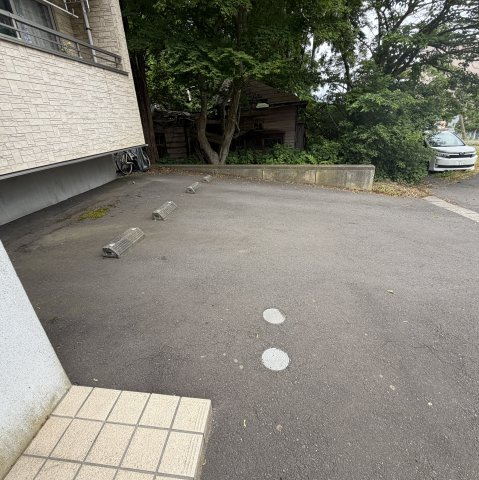クリスタルハイツの駐車場