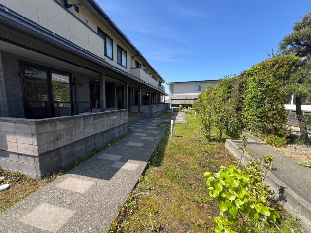柏崎市田中のアパートの庭