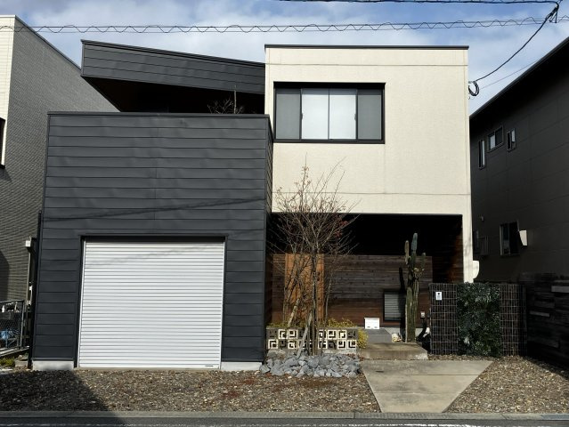 国分戸建（モデル）の外観パース|シンプルな外観。ガルバリウム鋼板の外壁が印象的。