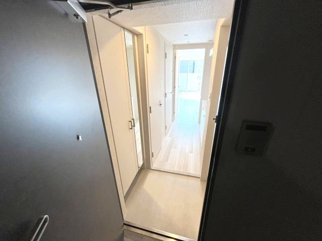 エスリード ザ・グラン大阪ノースの玄関|写真は他部屋の反転間取りとなっております。