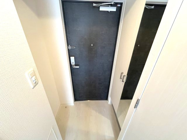 エスリード ザ・グラン大阪ノースの玄関|写真は他部屋の反転間取りとなっております。
