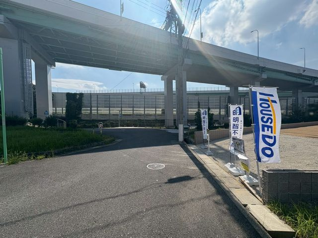 緑区大高台三丁目土地の前面道路含む現地写真|南側に道路があるので日当たり良好です。
