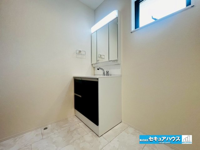 【今からご案内可能】豊明市前後町鎌ケ須　全4棟の独立洗面台|【洗面台】
◆鏡の裏にはたっぷりと収納スペースを標準装備！
◆電源を付属しているのでドライヤーなど利用できます。
◆洗面台下にも収納スペースがあるため、洗剤やシャンプーのストックを入れられます。　　　