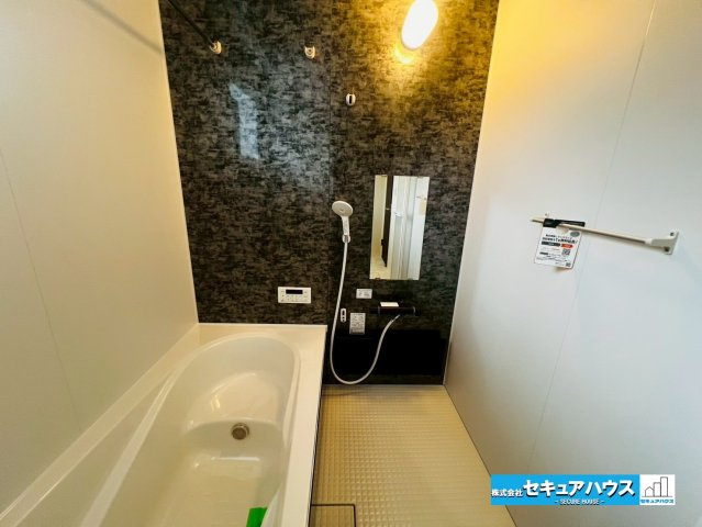 【今からご案内可能】豊明市前後町鎌ケ須　全4棟の浴室|【浴室】
◆アクセントパネルで落ち着きのある雰囲気を演出します。毎日の疲れを癒やすバスタイムをお楽しみ下さい！
◆窓付きで、カビの繁殖を抑える効果があります。
◆追い炊き機能を備えたオートバスです。　