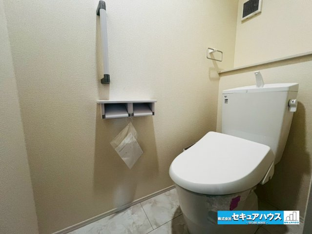 【今からご案内可能】豊明市前後町鎌ケ須　全4棟のトイレ|【高機能トイレ】
◆高機能トイレの多くは便器のフタの開閉が自動であり、使用後に手動で水を流す面倒もなく非常に便利です。スタイリッシュな見た目で、お掃除しやすく、節水効果が高いです。　　　　　　　　　　