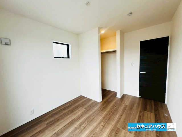 【今からご案内可能】豊明市前後町鎌ケ須　全4棟の洋室|【洋室5.1帖】
◆広々とした居住空間は日々の暮らしを彩り、心のやすらぎと満足感を与えてくれます。通風と採光を考慮した設計は子供たちはのびのび育ち、家族でくつろぎと団らんを生み出します。　　　　　　　