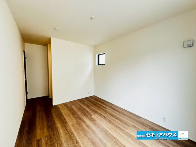 【今からご案内可能】豊明市前後町鎌ケ須　全4棟の洋室|【洋室6.7帖】
◆お子様のお部屋や主寝室、来客時の宿泊室、趣味のお部屋としてもご利用いただけます♪
◆ウォークインクローゼット付きの1番広いお部屋でバルコニーにも出られる南向きのお部屋です。　　　　