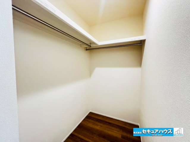 【今からご案内可能】豊明市前後町鎌ケ須　全4棟の収納|【ウォークインクローゼット】
◆お洋服はもちろん、キャリーバッグやゴルフバッグ等も収納できます。
◆扉がないことにより通気性が高いです。また、奥行きが出るため広さを感じることができる設計です。　　　　