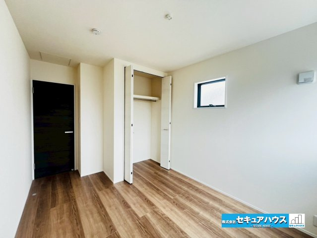 【今からご案内可能】豊明市前後町鎌ケ須　全4棟の洋室|【洋室5.6帖】
◆家族一人ひとりの大切なプライベート空間。趣味に合わせて使って頂けるようシンプルに仕上げてあります。暮らし心地を大きく左右する収納を、適材適所に配置し使い勝手を考慮しました。　　　　
