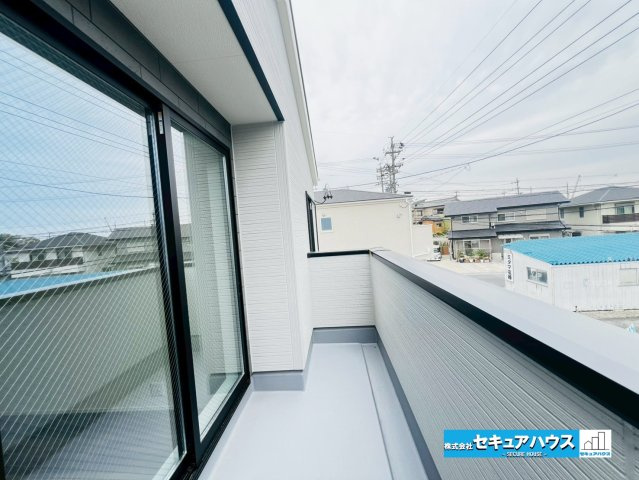 【今からご案内可能】豊明市前後町鎌ケ須　全4棟のバルコニー|【バルコニー】
◆見晴らしもよく、太陽の温かな温もりをめいっぱい受け止めてくれます。
◆2面のバルコニーのため通風・採光に優れています。2ヶ所のバルコニーで洗濯物を干せるため家族が多くても安心です。　