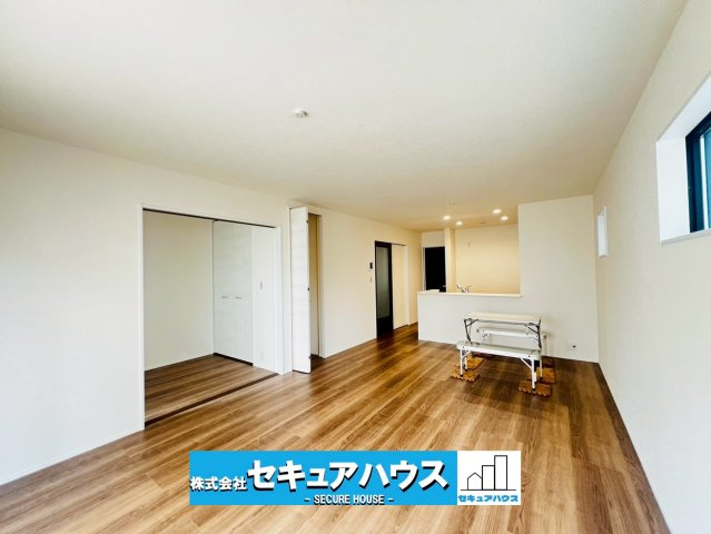 【今からご案内可能】豊明市前後町鎌ケ須　全4棟の居間・リビング|【LDK18帖】
◆ブラウン×ホワイトの「温かみ」と「清潔感」が共存する、落ち着いた大人の癒し空間を演出したデザイン。ブラウンで落ち着きを、ホワイトで広さと明るさを出し、お洒落な雰囲気が魅力です。　　