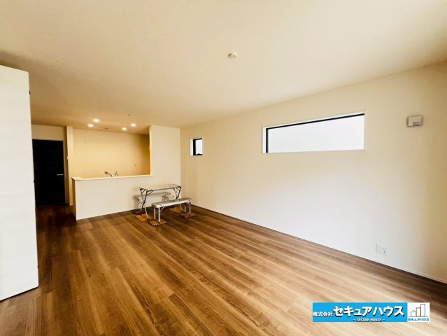 【今からご案内可能】豊明市前後町鎌ケ須　全4棟の居間・リビング|【LDK18帖】
◆南向きのため、陽当たり良好です。
◆リビングイン階段は家族で顔を合わせる機会ができ、会話が生まれます。
◆クローゼットに掃除機や備品のストックを見えない収納できます。　　　　　　　