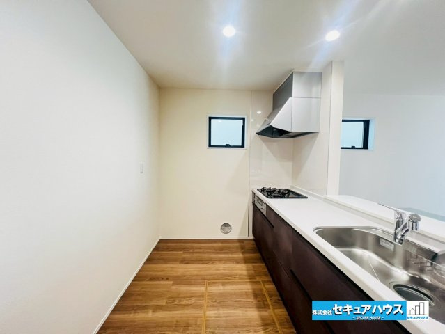 【今からご案内可能】豊明市前後町鎌ケ須　全4棟のキッチン|【キッチン】
◆対面式キッチンの為、リビングで遊ぶお子様の様子やテレビを見ながら料理することができます。
◆キッチンの窓は調理中のニオイや煙、熱気を効率的に排出できる高い換気能力があります。　　　　　
