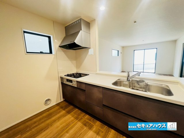 【今からご案内可能】豊明市前後町鎌ケ須　全4棟のキッチン|【キッチン】
◆同時にたくさんの料理が調理できる3口コンロ。「焼く・蒸す・煮る」の工程を同時進行で進めることができるので、料理を素早く作ることができます。育児でバタバタ忙しいママに嬉しい♪　　　　　　