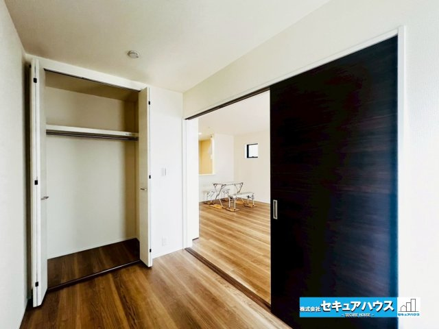 【今からご案内可能】豊明市前後町鎌ケ須　全4棟の洋室|【1階洋室3.5帖】
◆普段は扉を開けてリビングと一体化させお子様の遊ぶお部屋として利用し、来客時には扉をしめて利用できる汎用性の高いお部屋です。
◆将来も階段の上り下りが不要なため活躍します。　　　