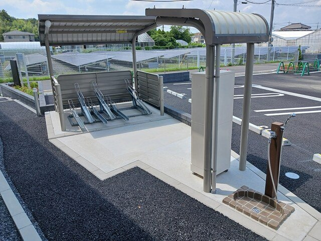 ウエスト　Ａのその他共用部分|屋根付きの駐輪場があります。