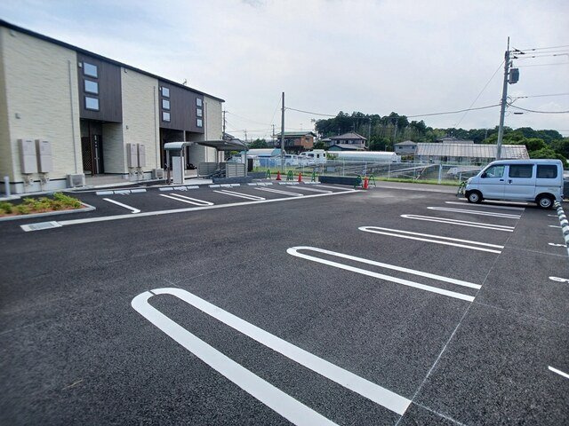 ウエスト　Ａの駐車場|車をお持ちの方に嬉しい駐車場付きの物件です