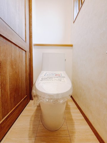 【新築戸建】太田市龍舞町2期のトイレ|■トイレ｜白を基調とした清潔感溢れるトイレになっています。トイレには窓がついていますので常に換気をすることができ清潔を保てます。