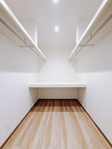 【新築戸建】太田市龍舞町2期の収納|■WIC｜お気に入りのお洋服もシワを作らずきれいに管理ができる夢のウォークインクローゼット！今お使いの収納ケースもスッポリそのまま収まる広さです。2階に二箇所ございます♪