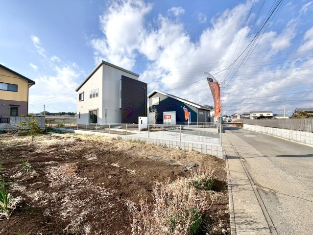 【新築戸建】太田市龍舞町2期の外観|■外観｜前面道路が広く見渡しが良いので、車の安全確認もばっちり！駐車スペースｈ広々としており楽々駐車可能！お買い物後もスムーズにお荷物を運べます♪