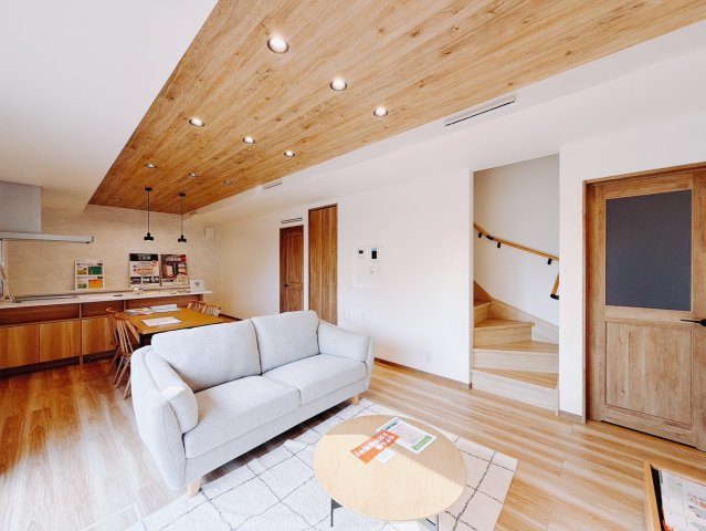 【新築戸建】太田市龍舞町2期の居間・リビング|■リビング｜家具付きモデルハウスなので生活イメージがつきやすくご見学オススメです♪