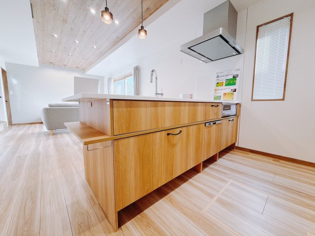 【新築戸建】太田市龍舞町2期のキッチン|■リビング｜キッチンからお部屋全体が見渡せる一続きの空間！出来上がったお料理をカウンター越しからお子様に運んでもらったりと、お手伝いも楽しくしてもらえることができます♪