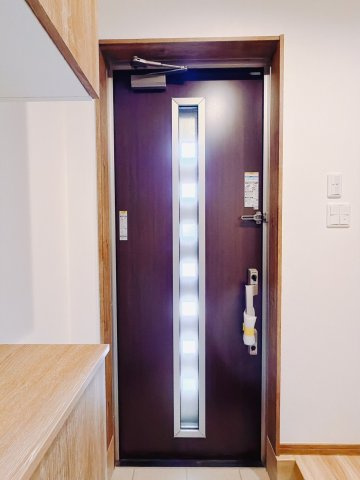 【新築戸建】太田市龍舞町2期の玄関|■玄関｜毎日の「いってらっしゃい」や「お帰りなさい」を大切なご家族と過ごす玄関は〈使いやすさ〉を追求しております。玄関横の物入は急な来客時でもさっとお片付けできるスペースを確保しています。