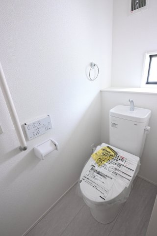【トイレ】 | 太田市新田上江田町　タクトホーム | 暖房便座などがついた洗浄機能付きトイレです。