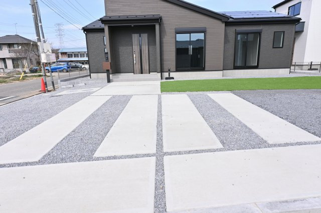 【駐車場】 | 太田市新田上江田町　タクトホーム | 並列駐車可能なカースペースです！お客様も遊びに来やすいですね♪