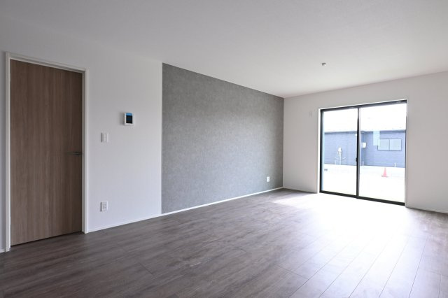 【居間・リビング】 | 太田市新田上江田町　タクトホーム | 広々としていて明るい日差しもたくさん入ってきます。家具を置いてもゆとりある空間となっております♪